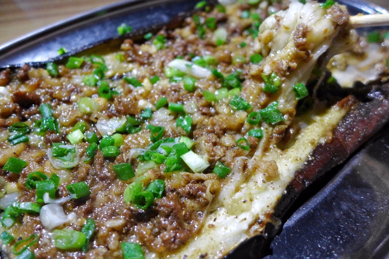 这家店烧烤火锅超火爆,这家店烧烤超好吃又便宜