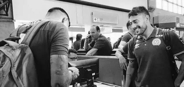 梅西祈祷完整版,梅西乘坐飞机在上空盘旋