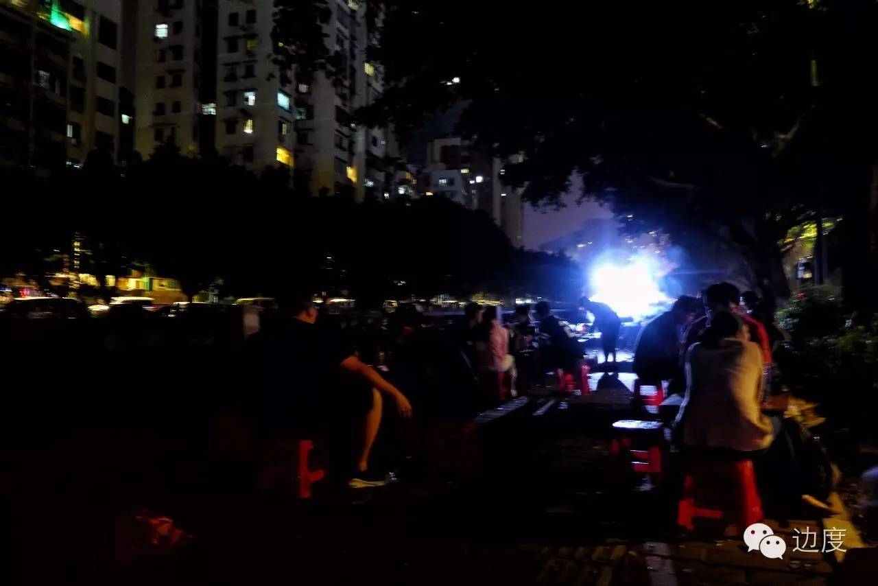 这家店烧烤火锅超火爆,这家店烧烤超好吃又便宜