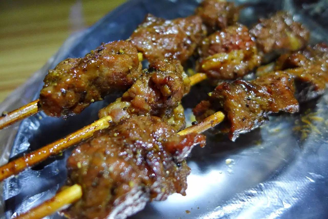 这家店烧烤火锅超火爆,这家店烧烤超好吃又便宜