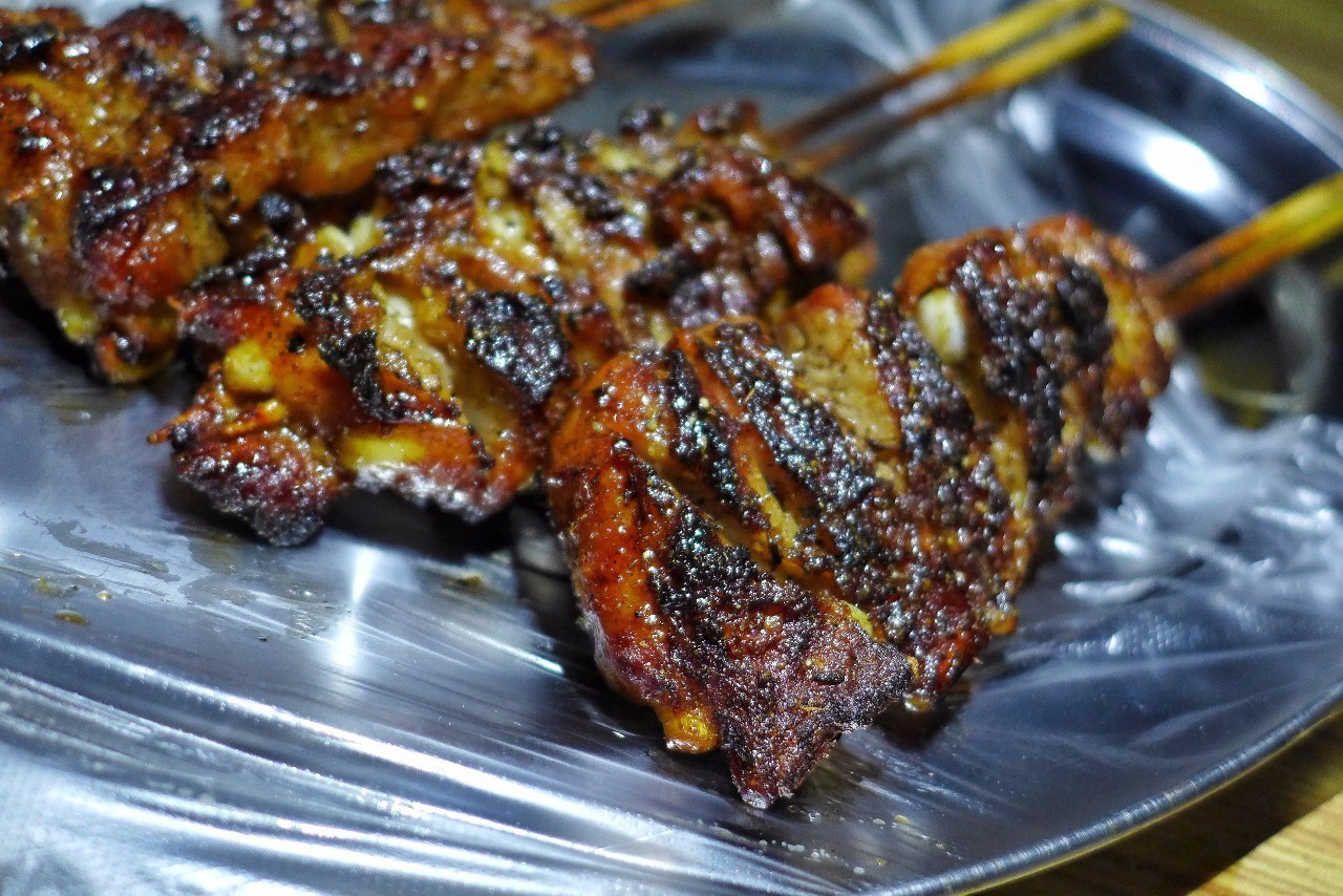 这家店烧烤火锅超火爆,这家店烧烤超好吃又便宜