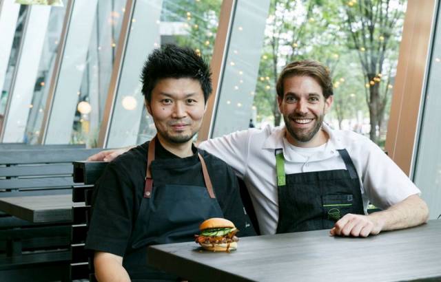 节日派对季，敢不敢换种姿势喝啤酒、咖啡、啃汉堡、吃爆米花……？｜WorldNotice