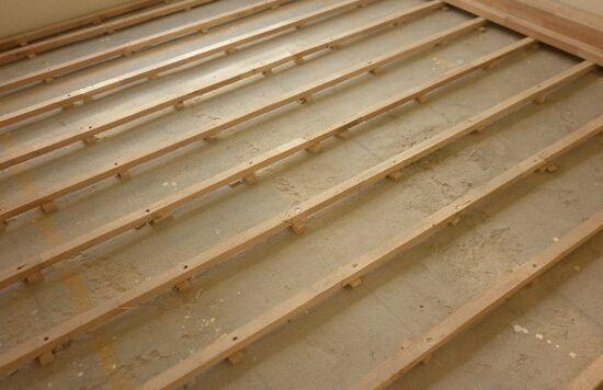 你家木地板还贴着地面贴吗？看看人家龙骨悬空的铺法！