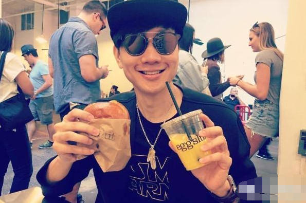 这炫富方式绝了！唐嫣LV包、权志龙天价项链都被王思聪的狗怼了