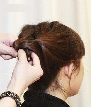 短发盘发简单款好看20岁,2款女生好看的盘发发型图解