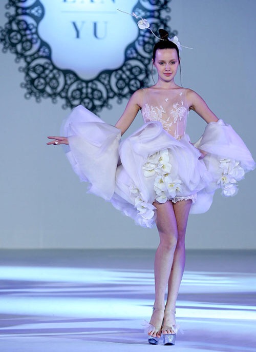 蓝玉的婚纱,兰玉给明星设计的婚纱款式