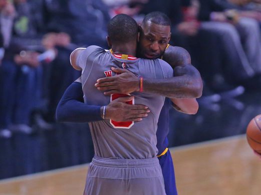 詹姆斯愿赌服输穿上芝加哥小熊队服，“赌棍”韦德“笑Cry”