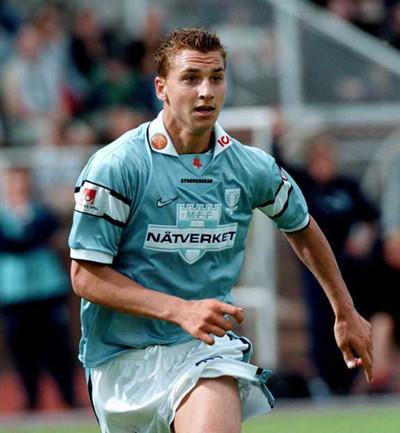 还记得足球巨星们的首球吗？