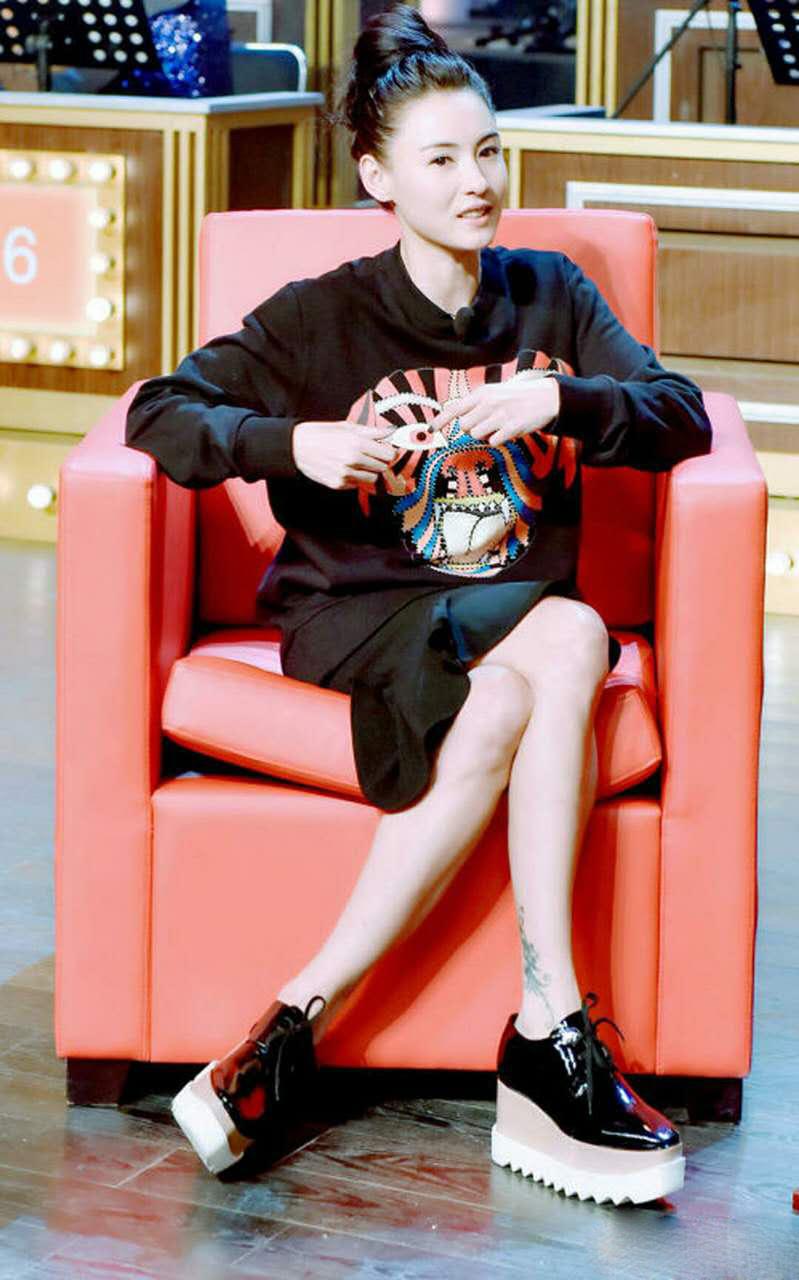 宋茜牛仔短裙配帆布鞋,宋茜同款鞋黑色帆布鞋