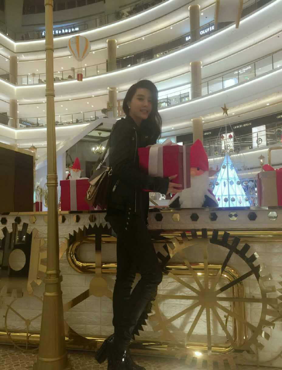 宋茜牛仔短裙配帆布鞋,宋茜同款鞋黑色帆布鞋