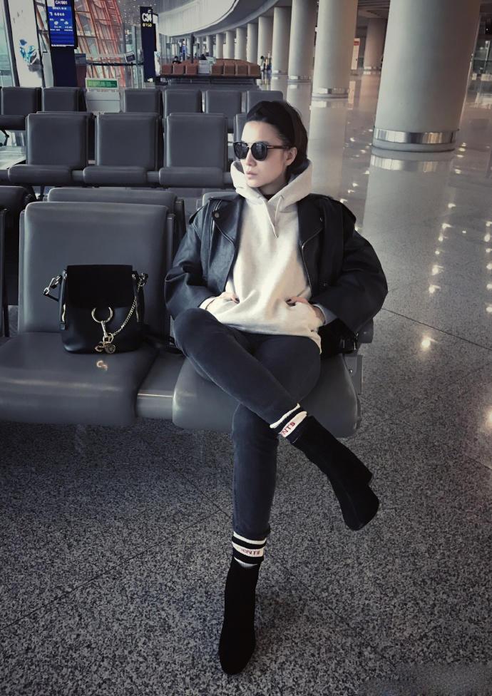 宋茜牛仔短裙配帆布鞋,宋茜同款鞋黑色帆布鞋