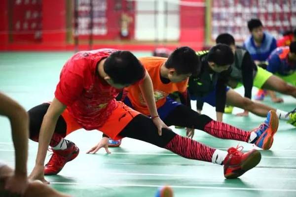 高温踢球关注什么,冬天足球踢球关注事项