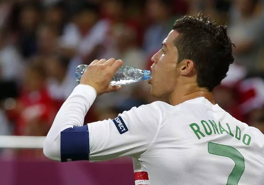 高温踢球关注什么,冬天足球踢球关注事项