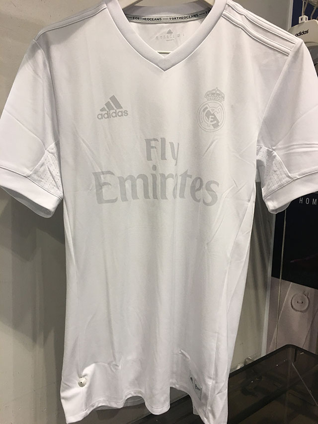 阿迪达斯皇马复古球衣,阿迪达斯全白皇马球衣