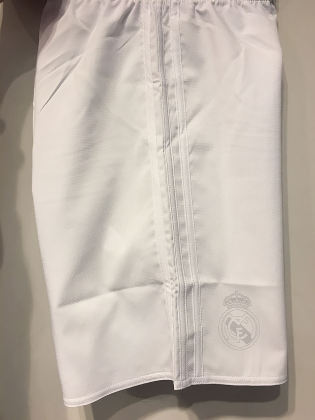 阿迪达斯皇马复古球衣,阿迪达斯全白皇马球衣