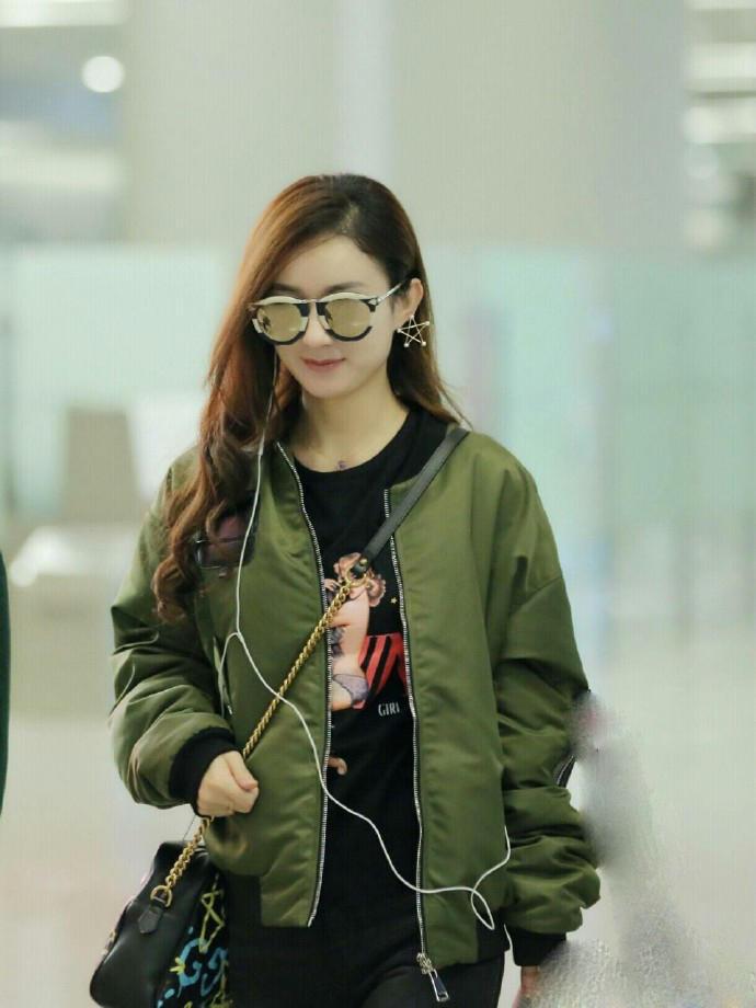 宋茜牛仔短裙配帆布鞋,宋茜同款鞋黑色帆布鞋