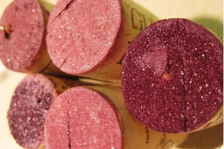 葡萄酒表面有红色渣渣,葡萄酒里面的渣子有害吗