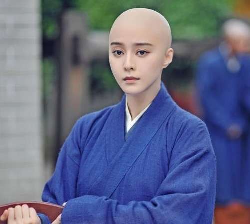 颖儿戴渔夫帽,颖儿之前嘲笑别人的视频