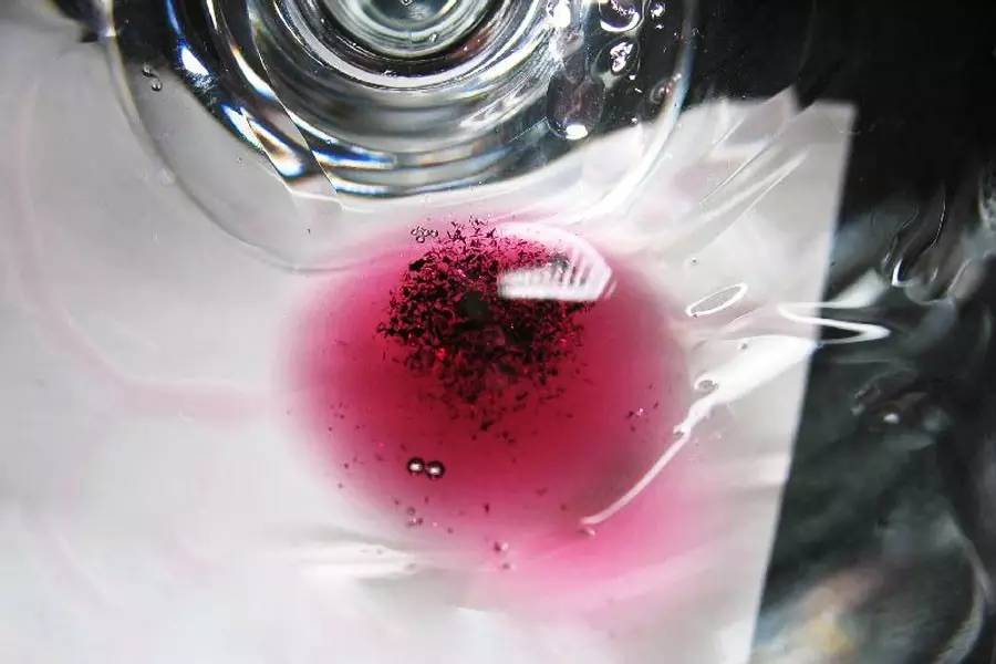 葡萄酒表面有红色渣渣,葡萄酒里面的渣子有害吗