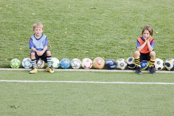 教练教孩子练足球很有耐心,足球教练怎么教小孩踢足球