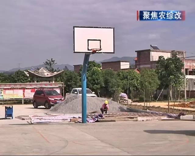 太平天下村有足球场啦，农村人也有地方踢球锻炼