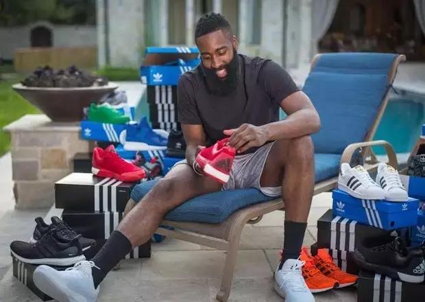 本周球星上脚球鞋,明星今天穿的鞋子