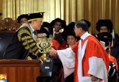 华裔美国科学家研制新型冠状病毒,科学家用疫苗和药物治疗艾滋病