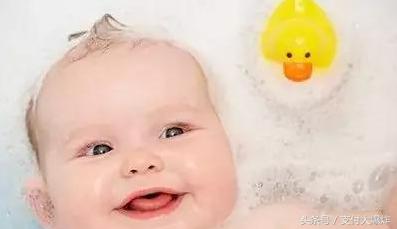 给宝宝洗澡后耳朵进水了怎么办？