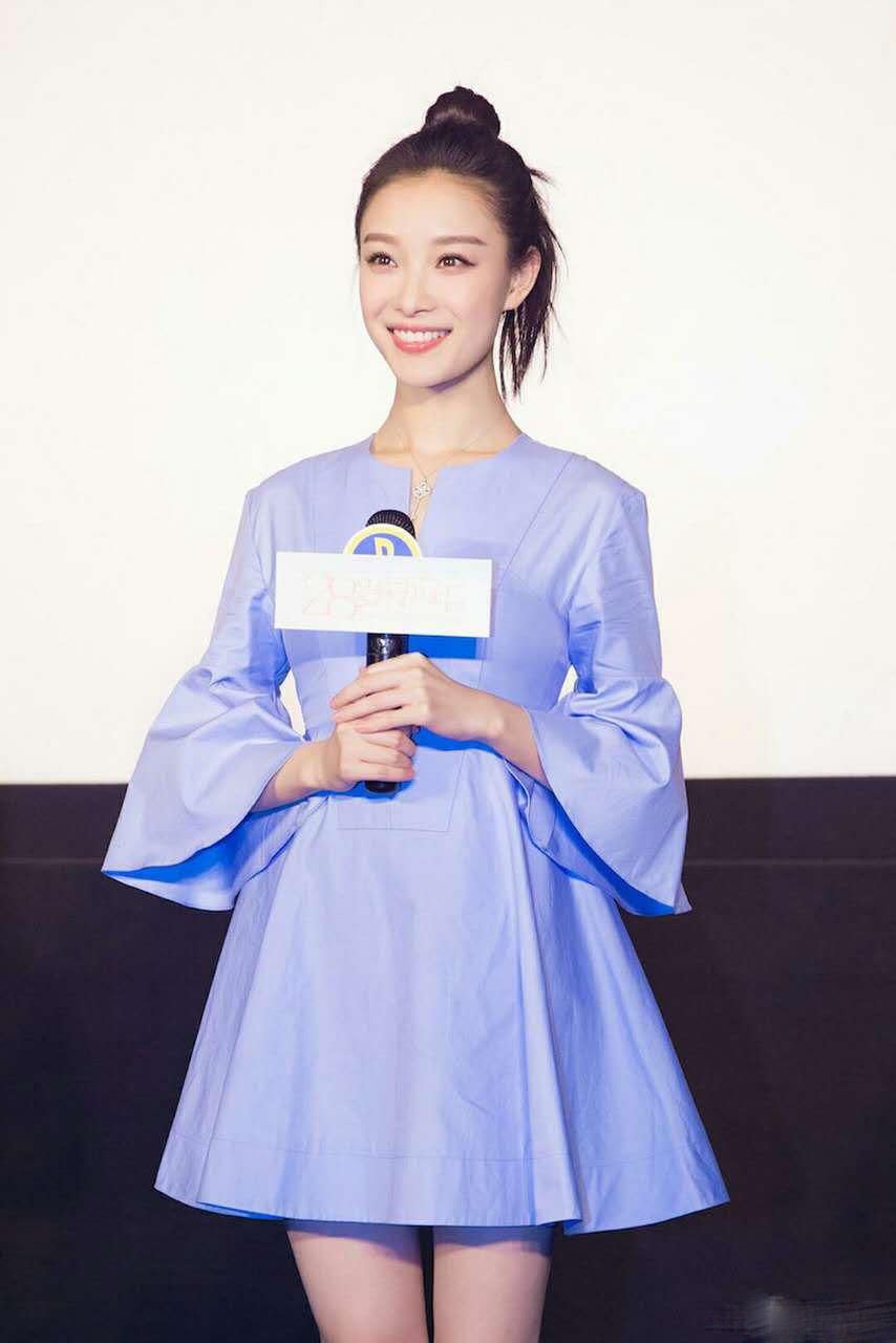 宋茜牛仔短裙配帆布鞋,宋茜同款鞋黑色帆布鞋