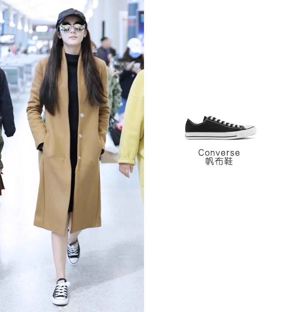 宋茜牛仔短裙配帆布鞋,宋茜同款鞋黑色帆布鞋