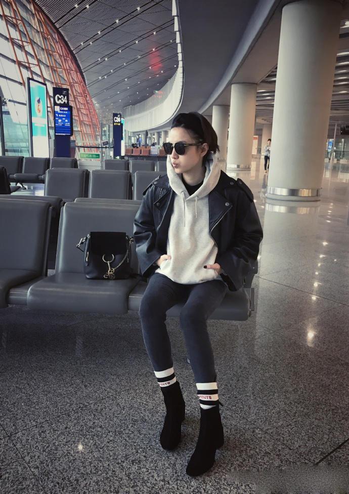 宋茜牛仔短裙配帆布鞋,宋茜同款鞋黑色帆布鞋