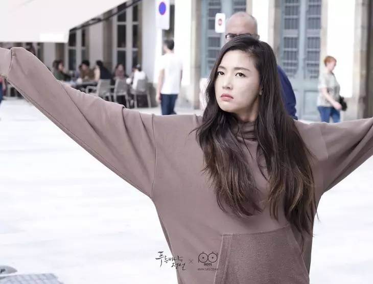 一千块的卫衣，一万块的鞋，就算做了人鱼，全智贤也要时髦到底！