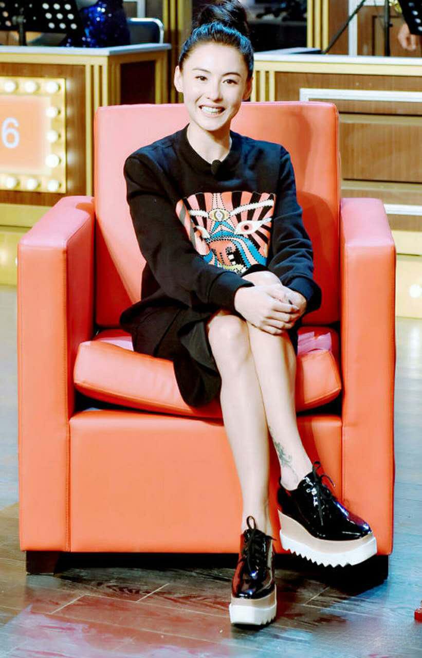 宋茜牛仔短裙配帆布鞋,宋茜同款鞋黑色帆布鞋