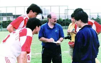 冯巩吐槽中国男足视频,盘点春晚调侃中国足球