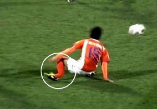 中超关键战再现断腿惨烈一幕,中超断腿集锦