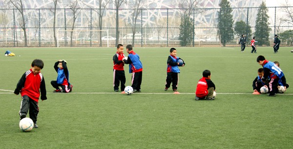 教练教孩子练足球很有耐心,足球教练怎么教小孩踢足球