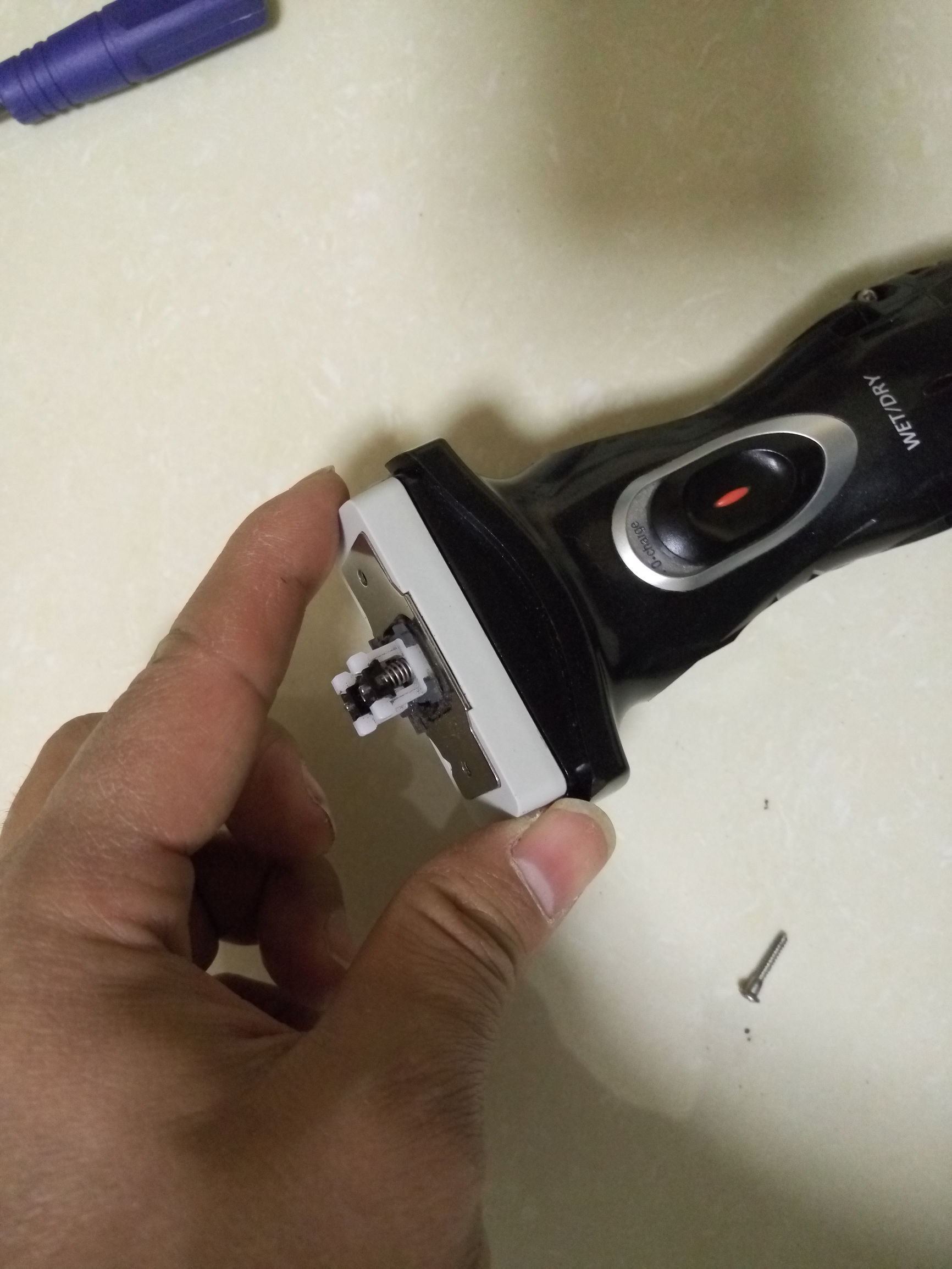 松下电动剃须刀怎样拆解修理,松下剃须刀es4027换电池教程