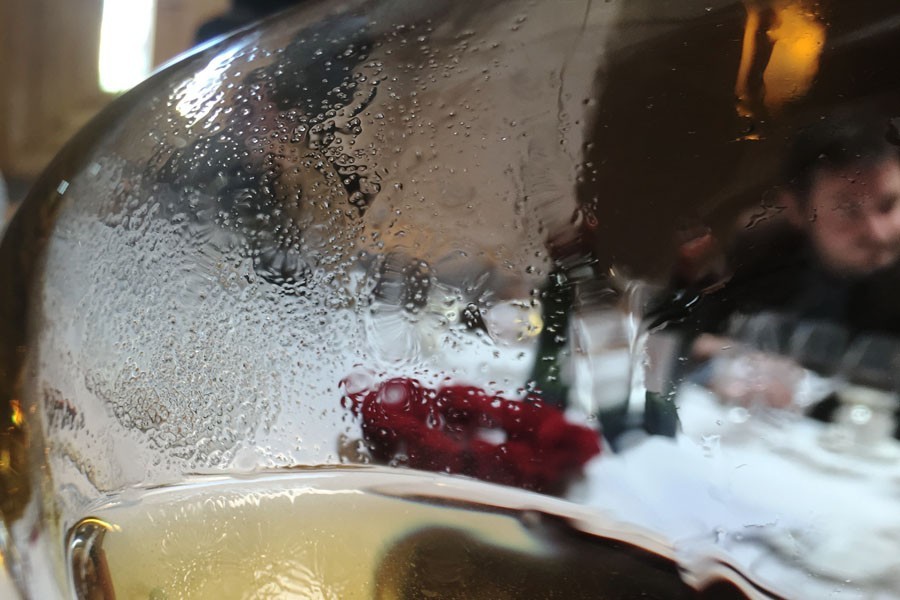 葡萄酒表面有红色渣渣,葡萄酒里面的渣子有害吗