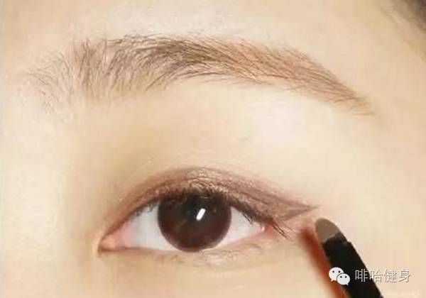 单眼皮眼妆怎么画显大又干净新手,厚厚的单眼皮怎么画眼妆