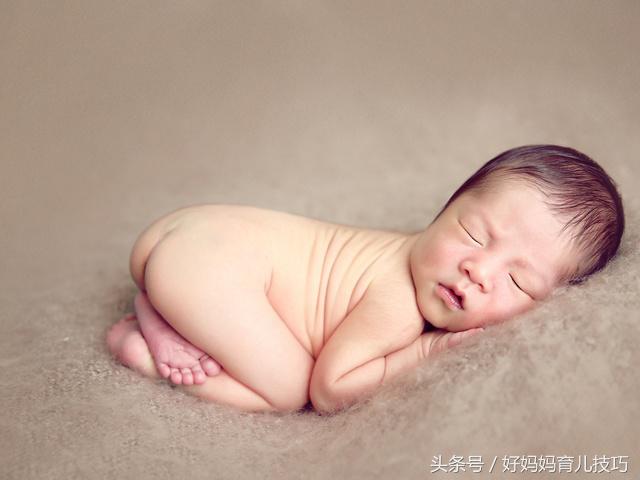 新生儿总睡觉不踏实怎么回事,新生儿睡觉不踏实一直使劲扭动