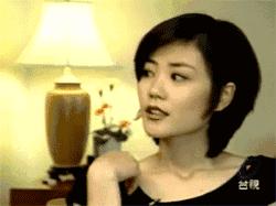 王菲演唱会黄牛票炒到100万，*票开**32秒卖空，“天后”独一人