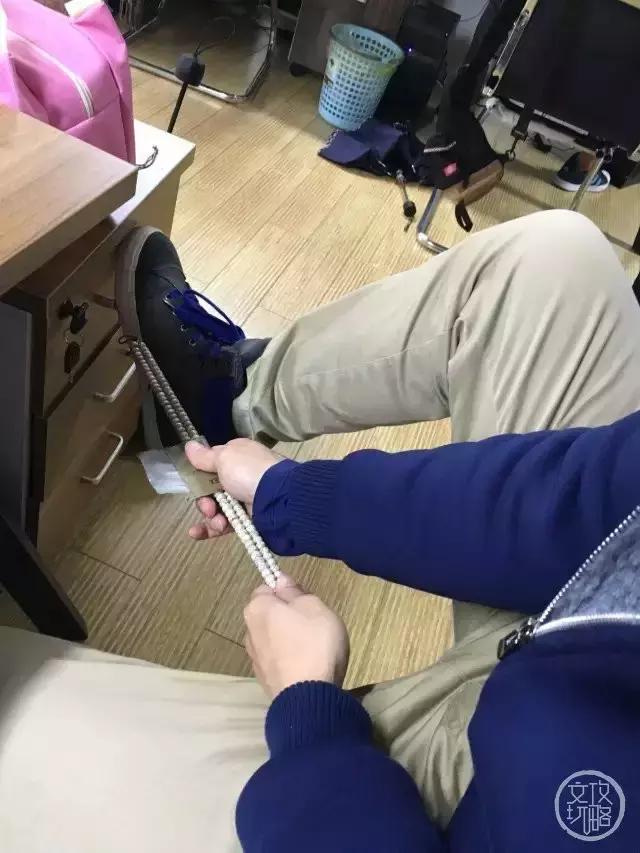 一串都玩不好，还想玩两串？来啊，给我剁了他的手！