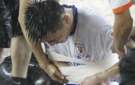 中超关键战再现断腿惨烈一幕,中超断腿集锦