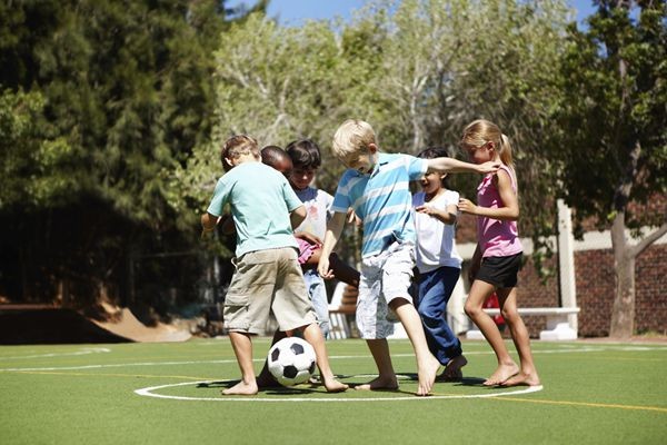 教练教孩子练足球很有耐心,足球教练怎么教小孩踢足球