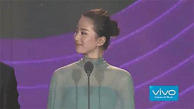 刘诗诗和吴奇隆上台领奖对视,陈赫吴奇隆