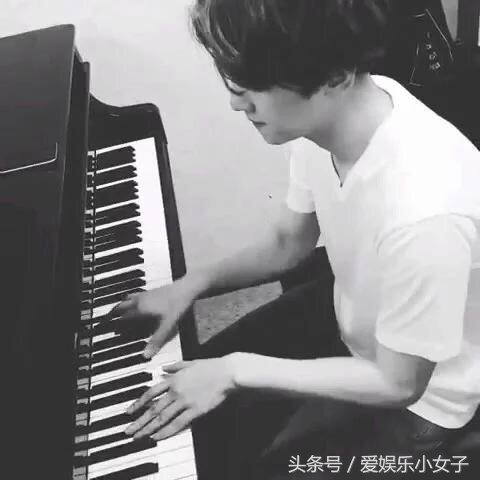 弹吉他很帅的男明星,弹吉他特别帅的一个男的