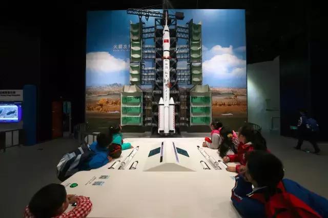 到中国科学技术馆“探索太空”吧！大人孩子都能玩儿~