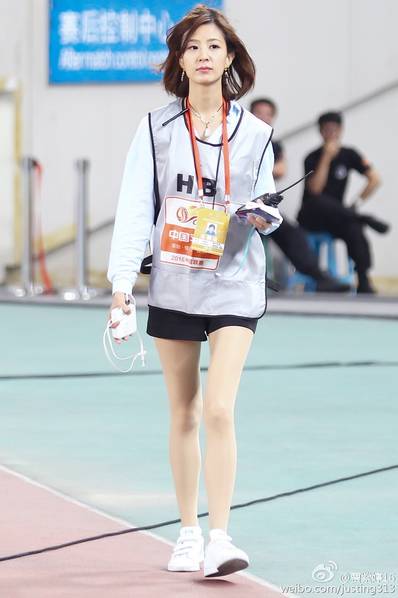 她被不少球迷认为是“中超女神”，不经意间江苏女记者走红球迷圈