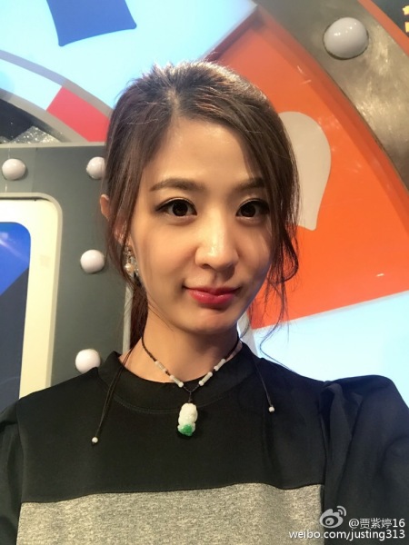 她被不少球迷认为是“中超女神”，不经意间江苏女记者走红球迷圈