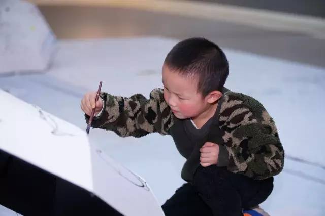 “最佳拍档——手绘雨伞”活动在亮宝楼成功举办